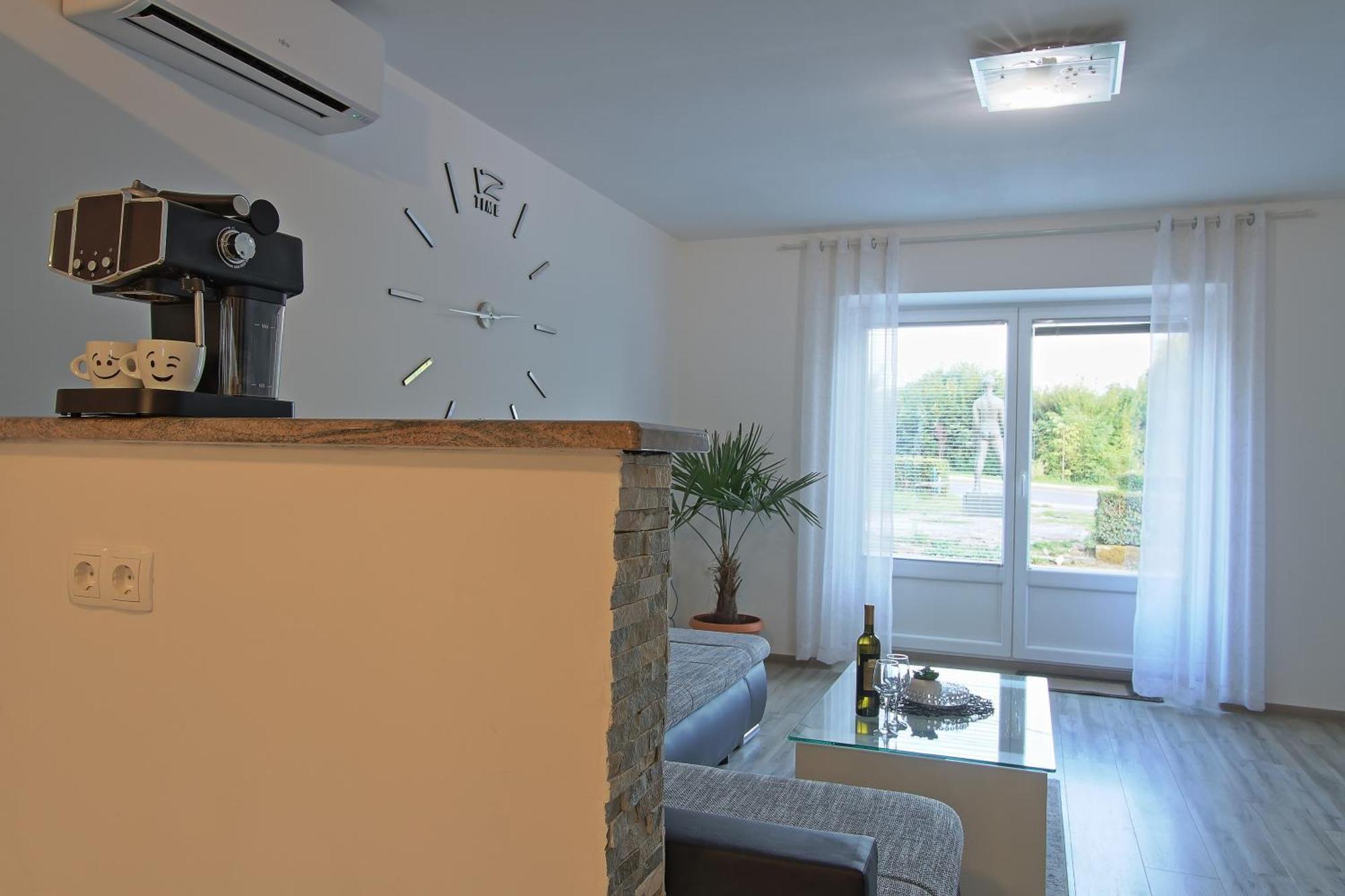 Guesthouse L&K Brinje Экстерьер фото