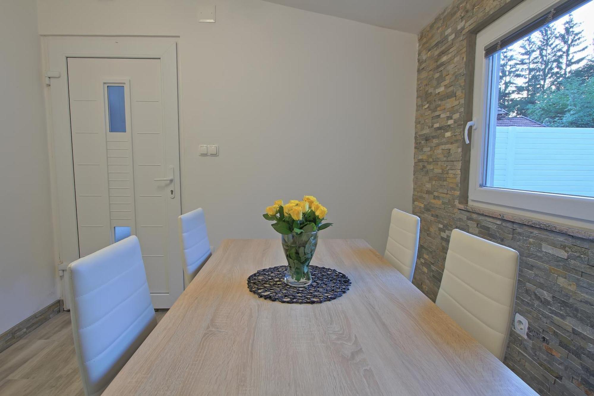 Guesthouse L&K Brinje Экстерьер фото