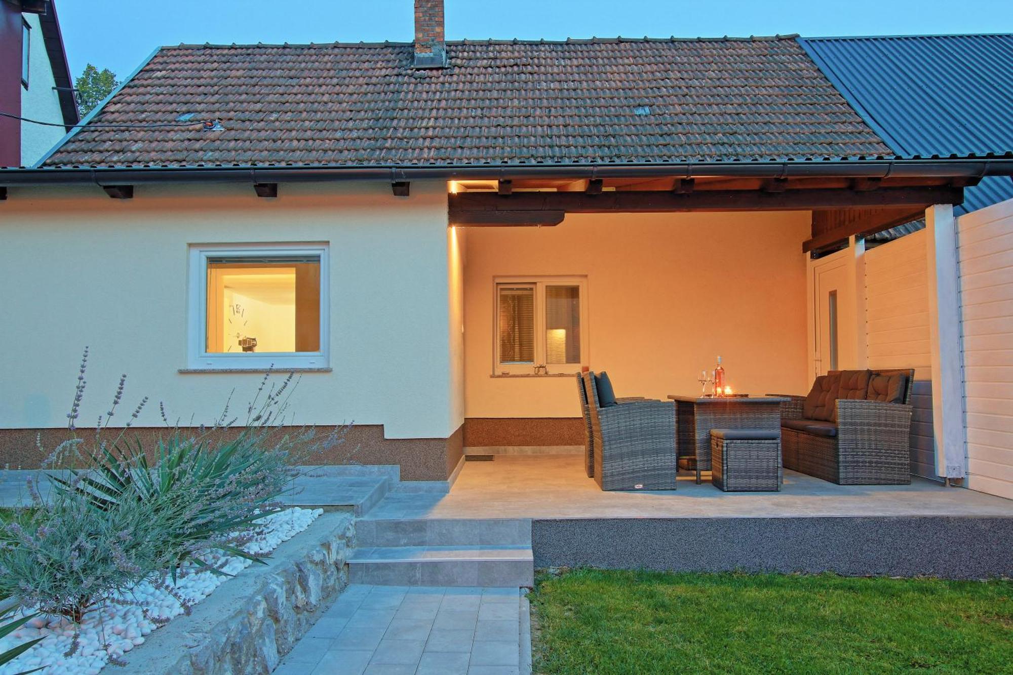 Guesthouse L&K Brinje Экстерьер фото