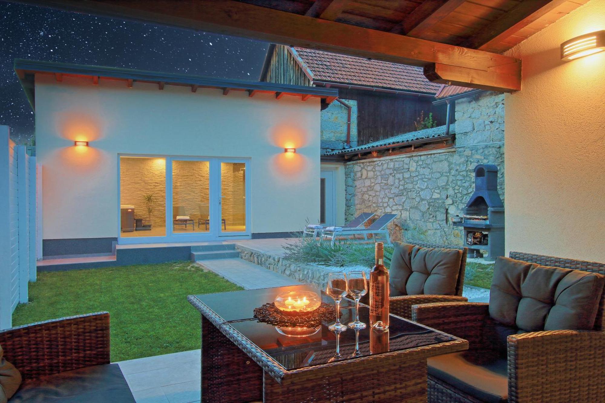 Guesthouse L&K Brinje Экстерьер фото