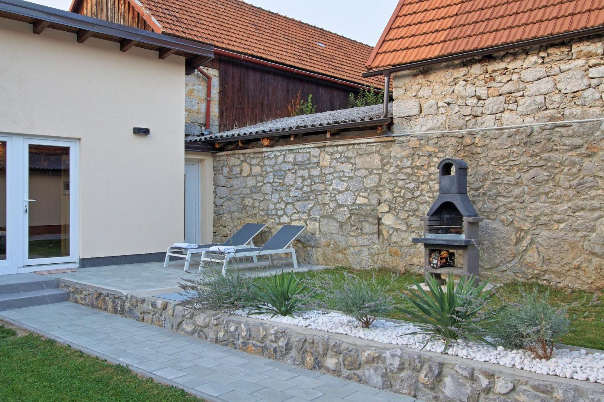 Guesthouse L&K Brinje Экстерьер фото